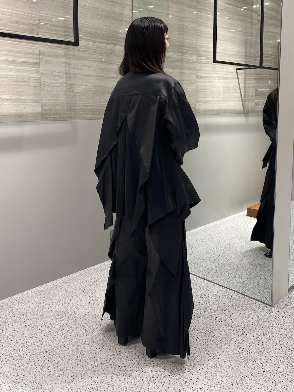 ブラック系のシャツ/ブラウス、ブラック系のその他パンツ、その他のブーツを着用したレディースの秋コーディネートの5枚目の写真