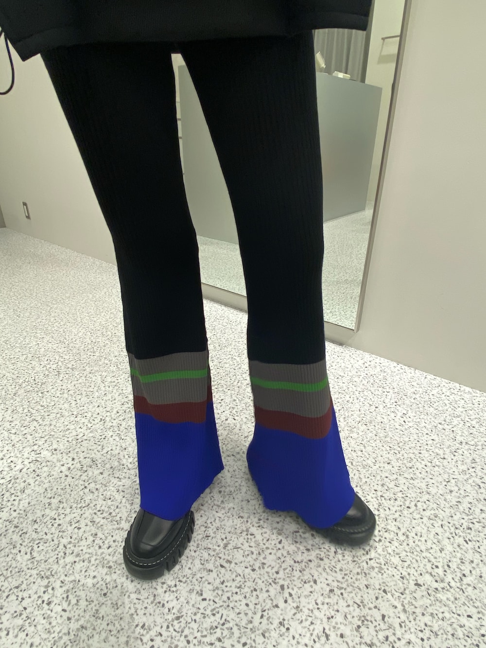 ブラック系のパーカー、ブラック系のその他パンツ、ブラック系のブーツを着用したレディースの秋コーディネートの7枚目の写真