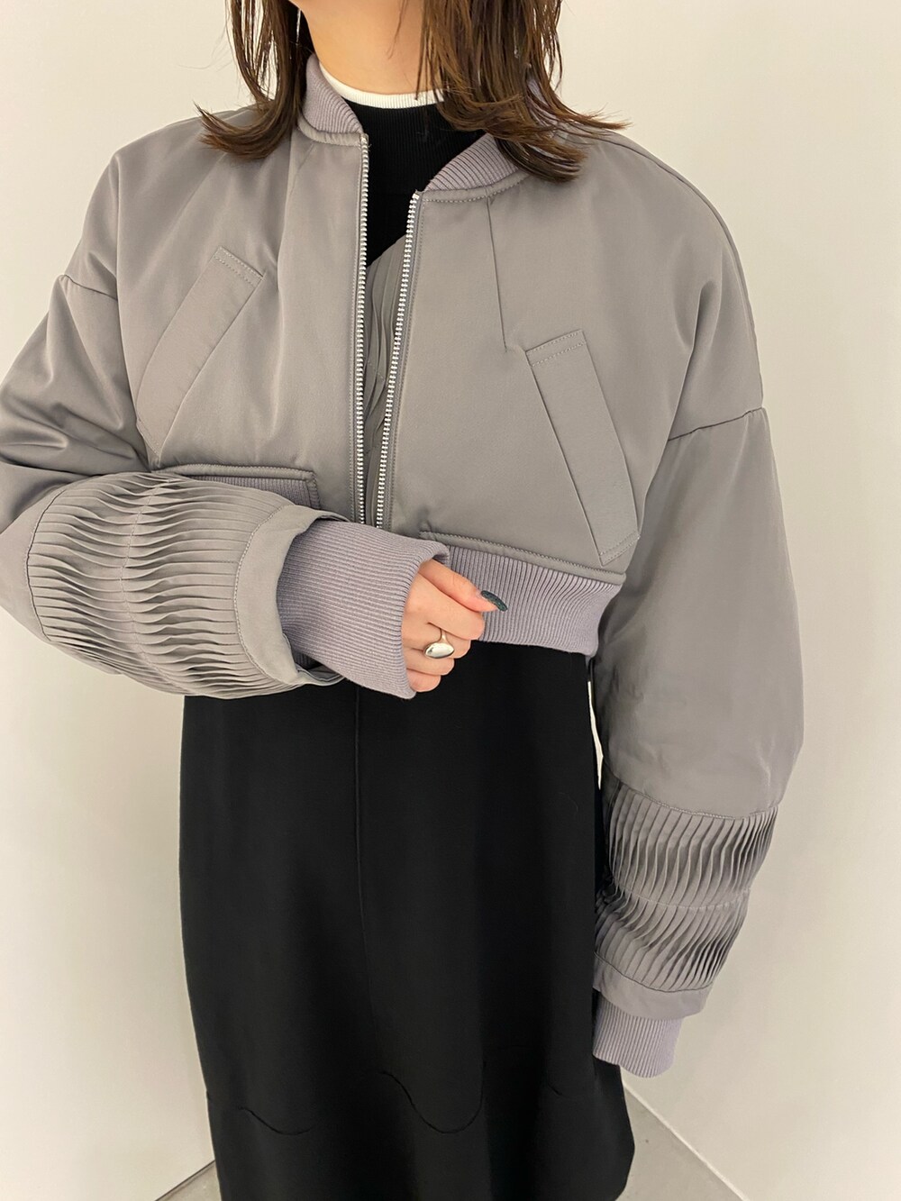 「UN3D.のORIGAMI TUCK BZ（ブルゾン、グレー系）」を使った、YURINさん（レディース・168cm）の秋コーディネートの5枚目の写真