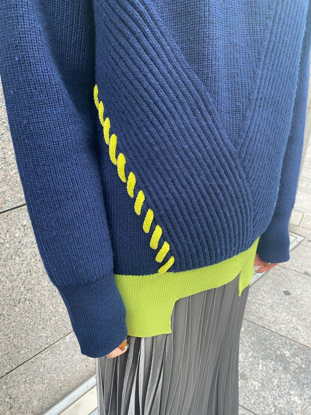 ブルー系のニット/セーター、グレー系のスカート、シルバー系のブーツを着用したレディースの冬コーディネートの6枚目の写真