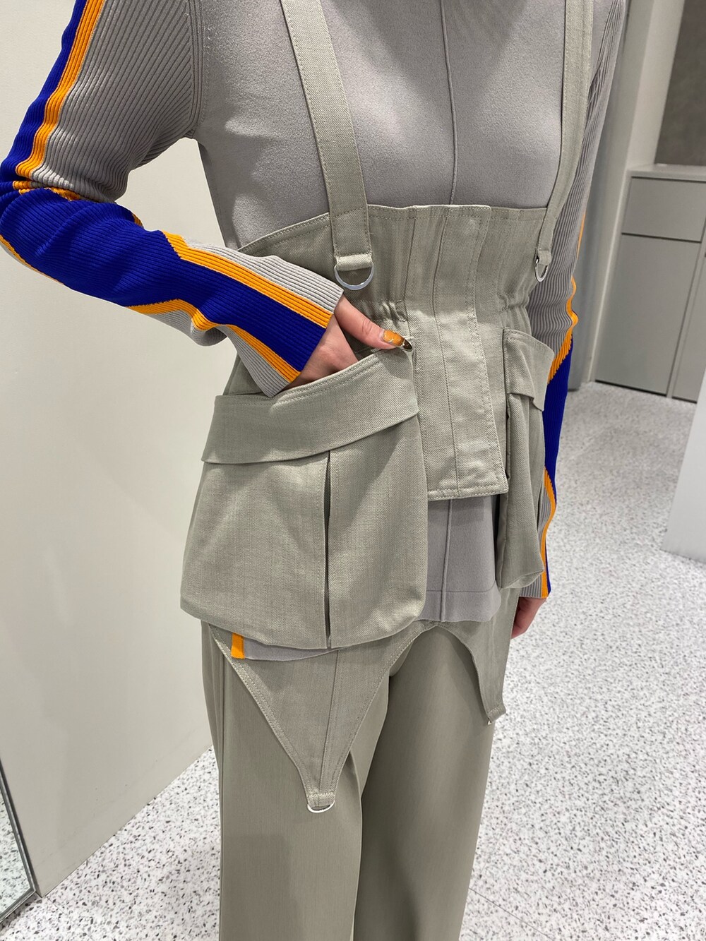 ベージュ系のその他パンツ、ベージュ系のニット/セーター、シルバー系のブーツを着用したレディースの冬コーディネートの5枚目の写真
