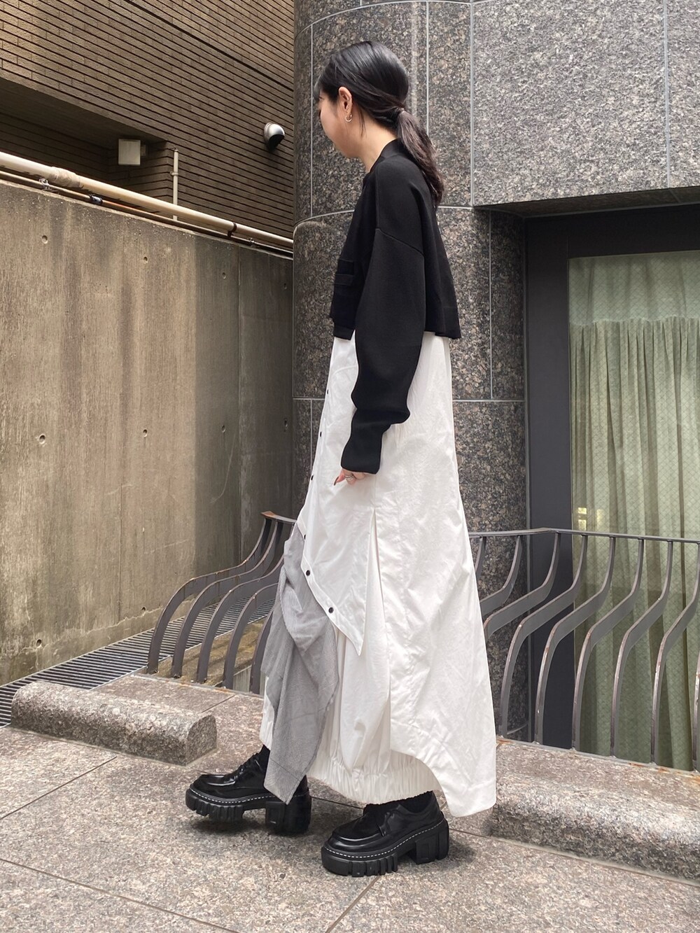 ブラック系のカーディガン/ボレロ、その他のシャツワンピース、ブラック系のローファーを着用したレディースの夏コーディネートの3枚目の写真