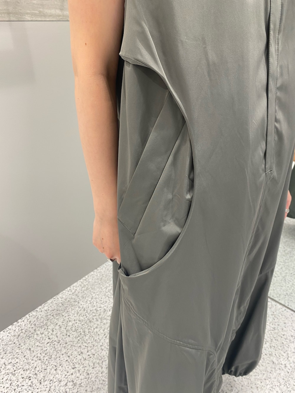 グレー系のワンピース、ブラック系のサンダルを着用したレディースの秋コーディネートの9枚目の写真