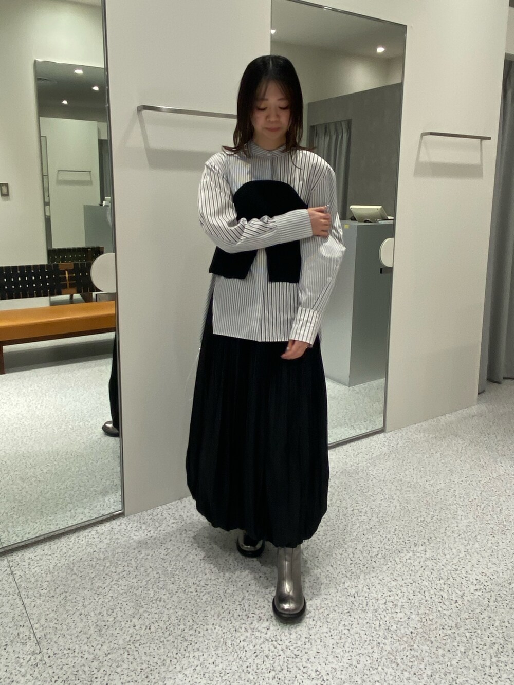 ブラック系のシャツ/ブラウス、ブラック系のスカート、シルバー系のブーツを着用したレディースの冬コーディネートの2枚目の写真