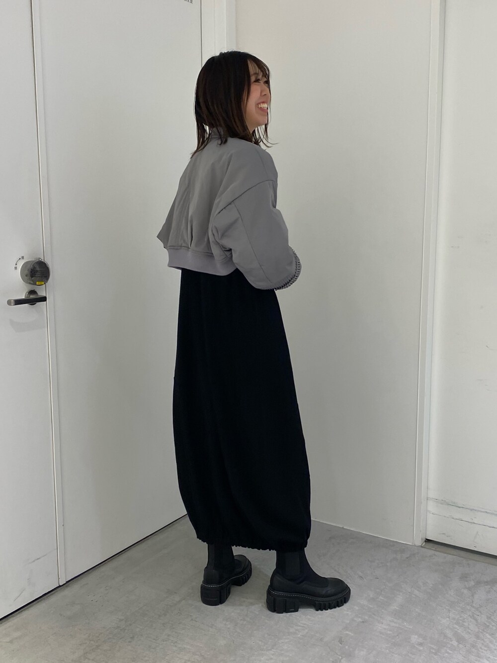 「UN3D.のORIGAMI TUCK BZ（ブルゾン、グレー系）」を使った、YURINさん（レディース・168cm）の秋コーディネートの3枚目の写真