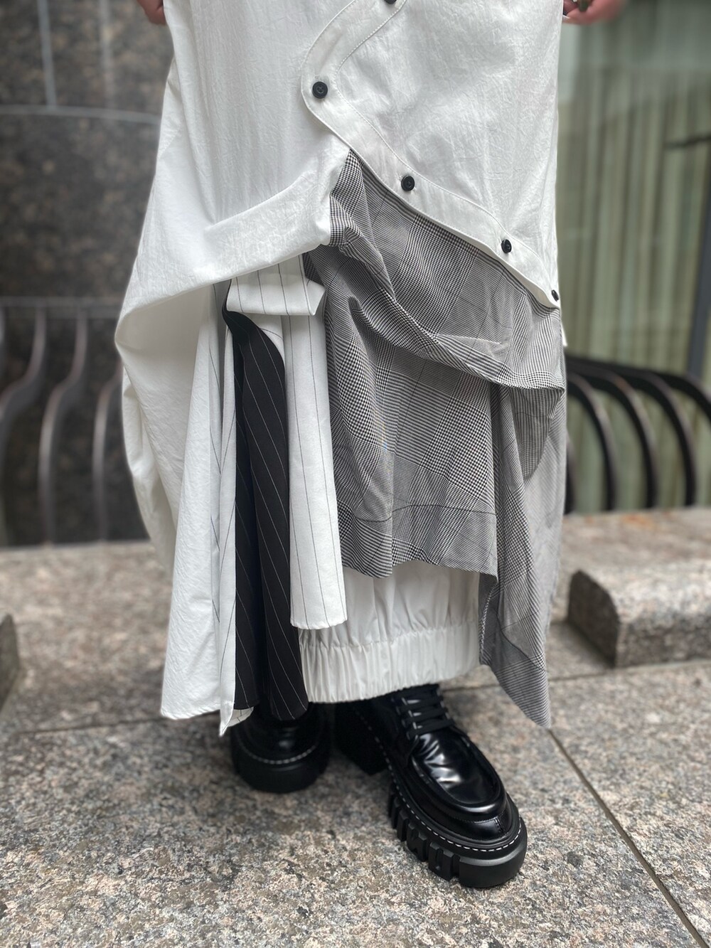 ブラック系のカーディガン/ボレロ、その他のシャツワンピース、ブラック系のローファーを着用したレディースの夏コーディネートの8枚目の写真