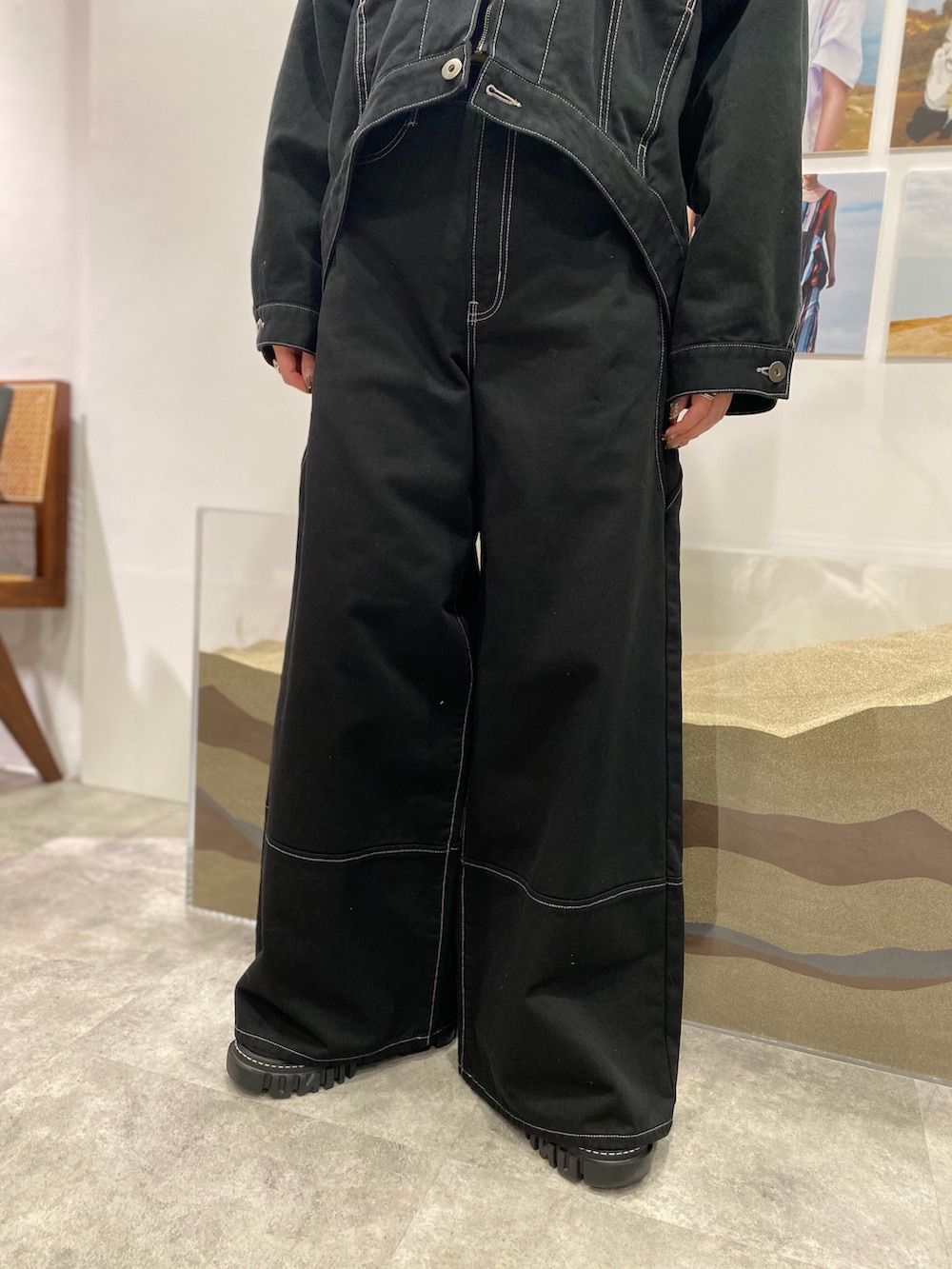 ブラック系のデニムジャケット、ブラック系のデニムパンツ、ブラック系のブーツを着用したレディースの冬コーディネートの7枚目の写真