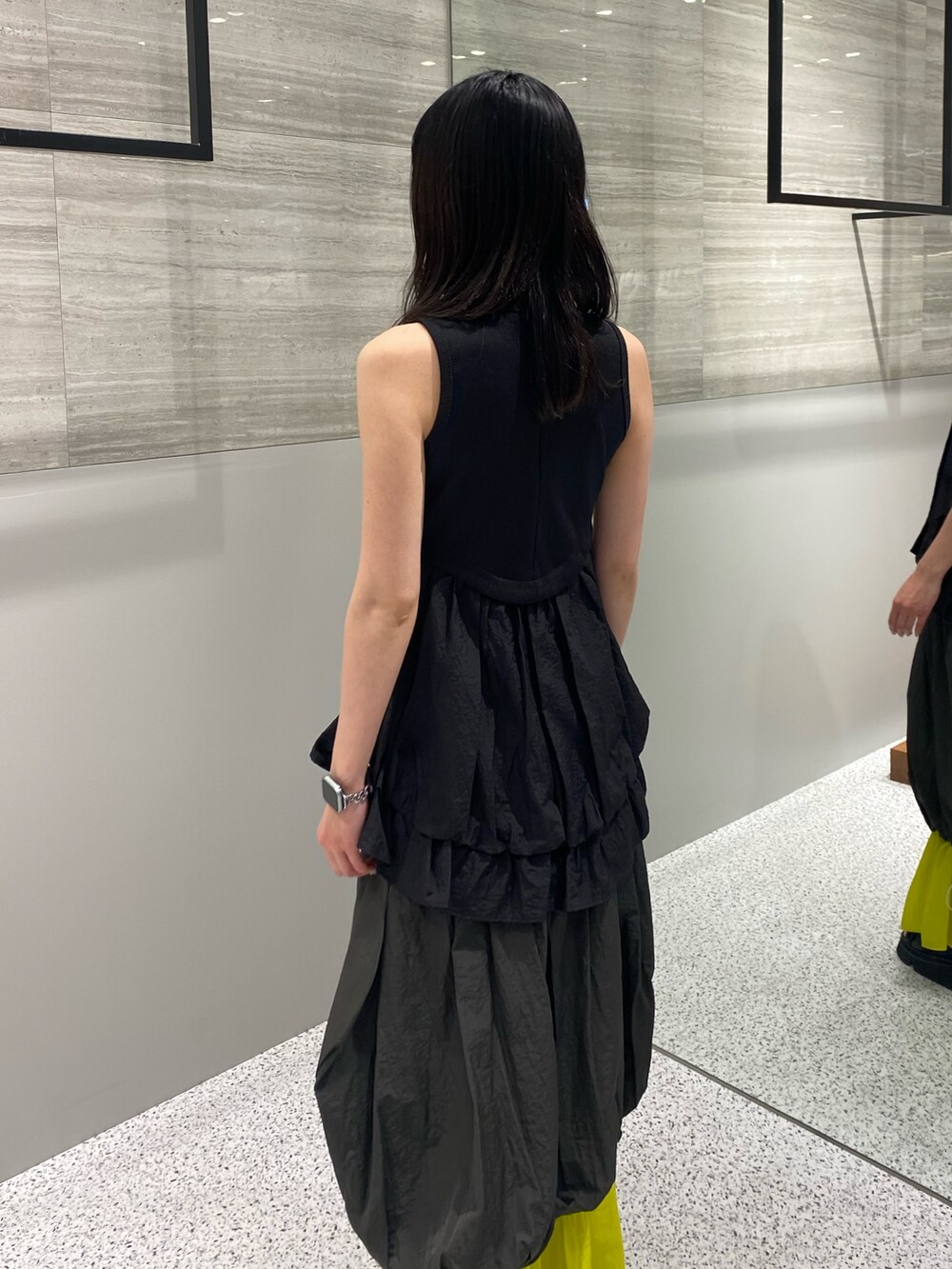 ブラック系のタンクトップ、その他のスカート、ブラック系のサンダルを着用したレディースの春コーディネートの6枚目の写真