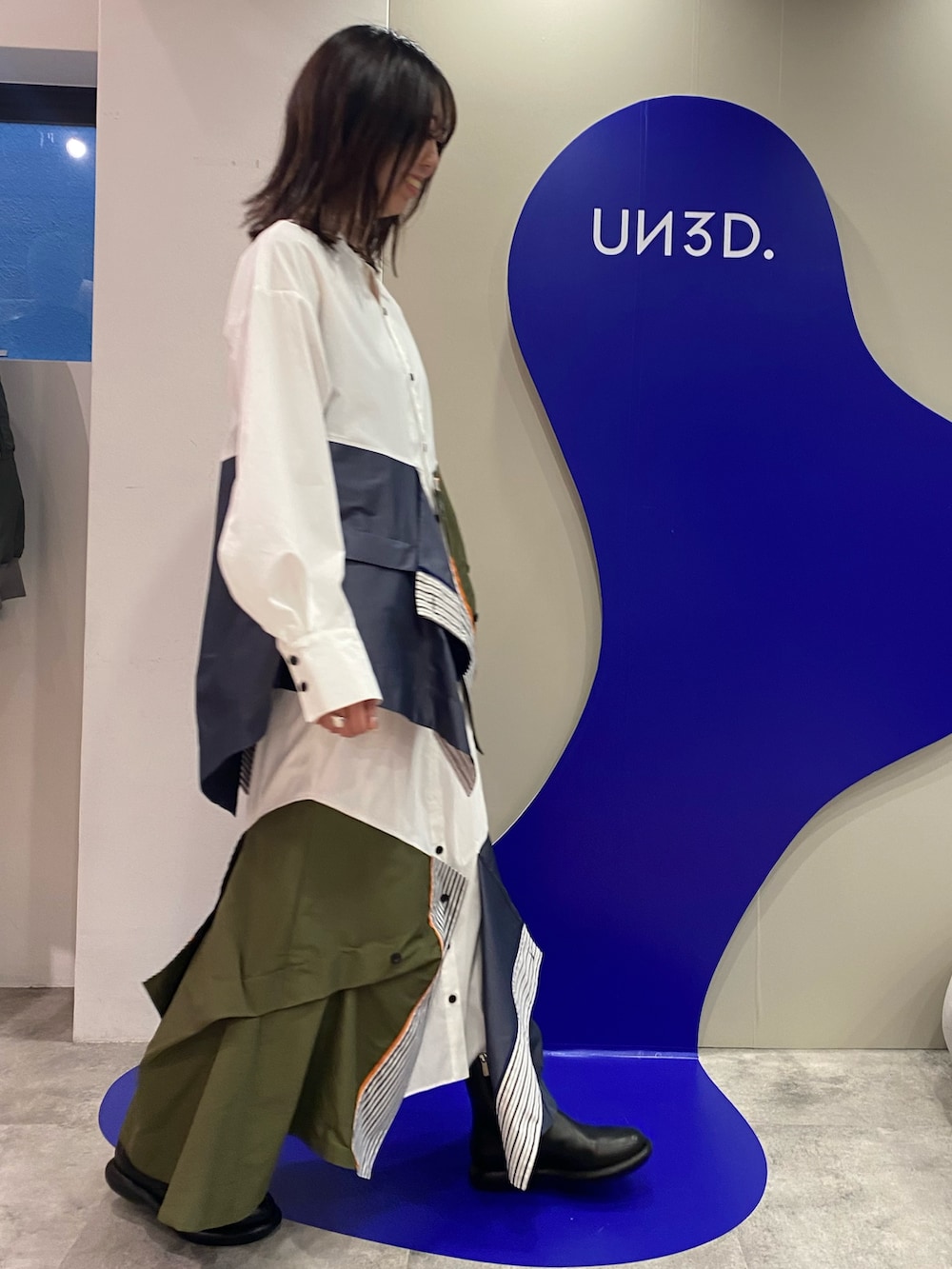 その他のシャツ/ブラウス、その他のスカート、ブラック系のブーツを着用したレディースの冬コーディネートの3枚目の写真