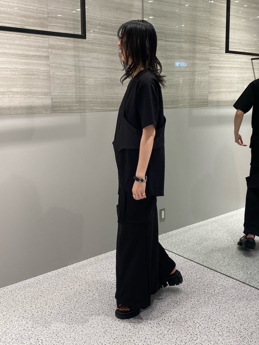 ブラック系のスカート、ブラック系のサンダル、ブラック系のTシャツ/カットソーを着用したレディースの春コーディネートの3枚目の写真