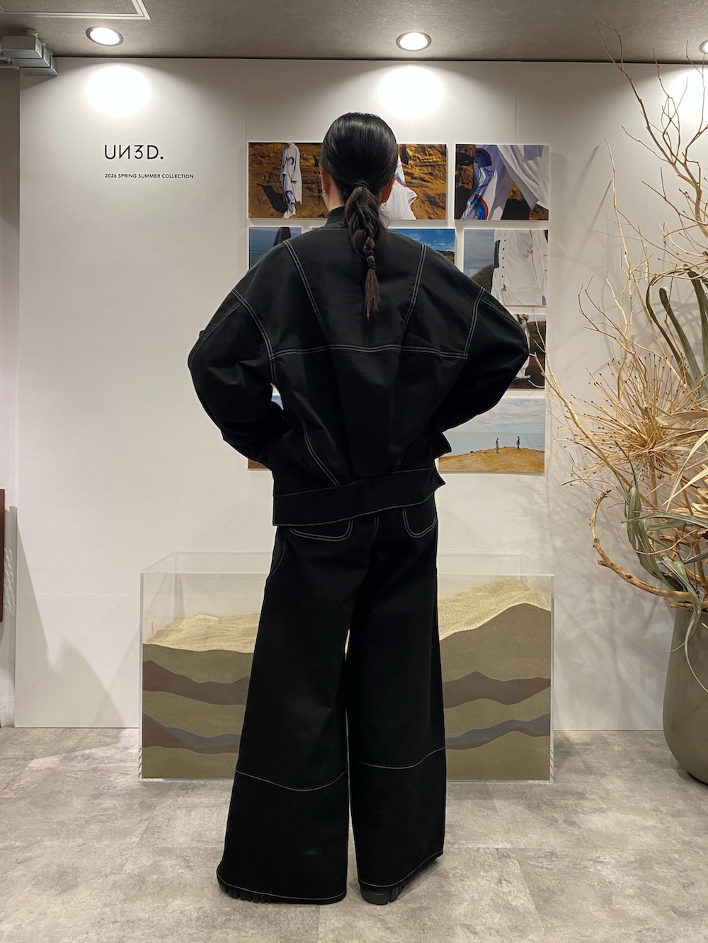 ブラック系のデニムジャケット、ブラック系のデニムパンツ、ブラック系のブーツを着用したレディースの冬コーディネートの3枚目の写真