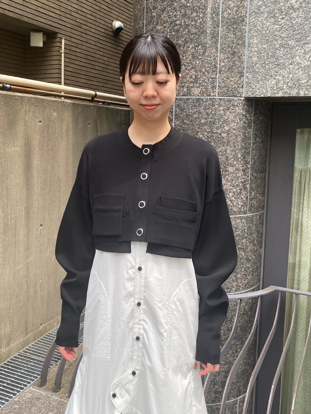 ブラック系のカーディガン/ボレロ、その他のシャツワンピース、ブラック系のローファーを着用したレディースの夏コーディネートの5枚目の写真