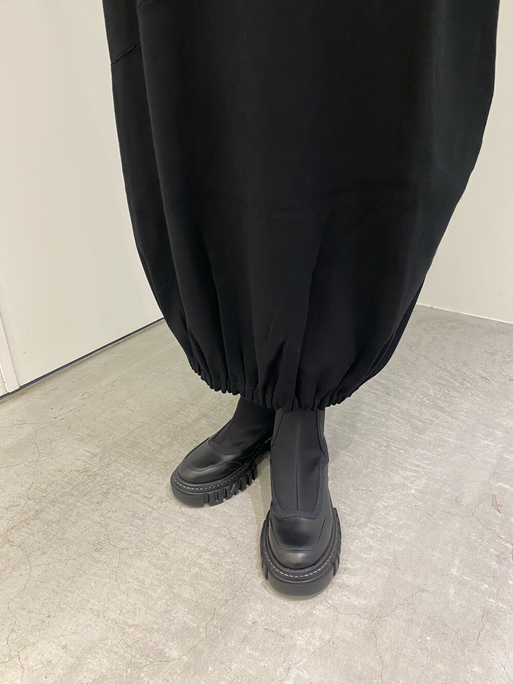 「UN3D.のORIGAMI TUCK BZ（ブルゾン、グレー系）」を使った、YURINさん（レディース・168cm）の秋コーディネートの8枚目の写真