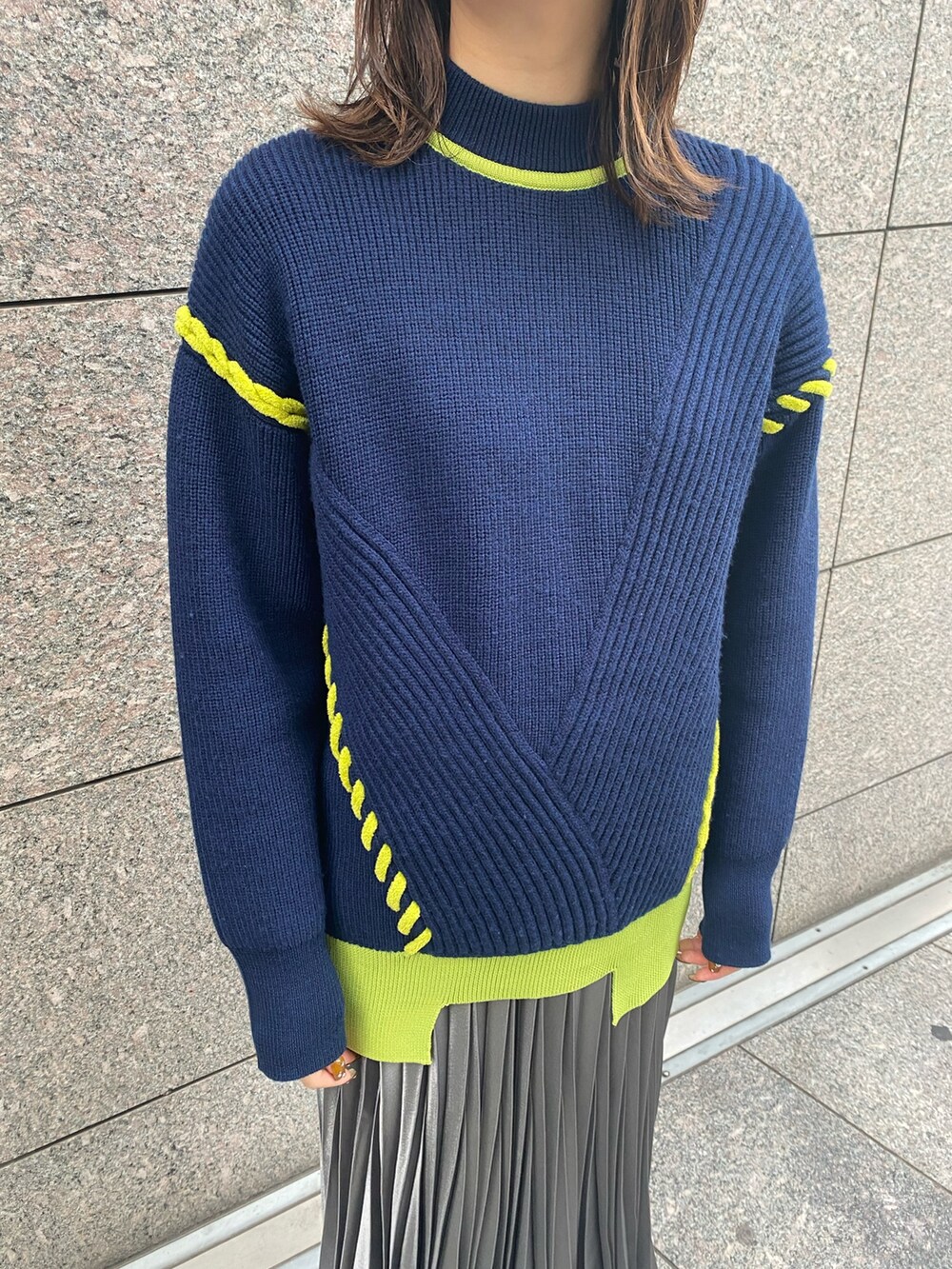 ブルー系のニット/セーター、グレー系のスカート、シルバー系のブーツを着用したレディースの冬コーディネートの5枚目の写真