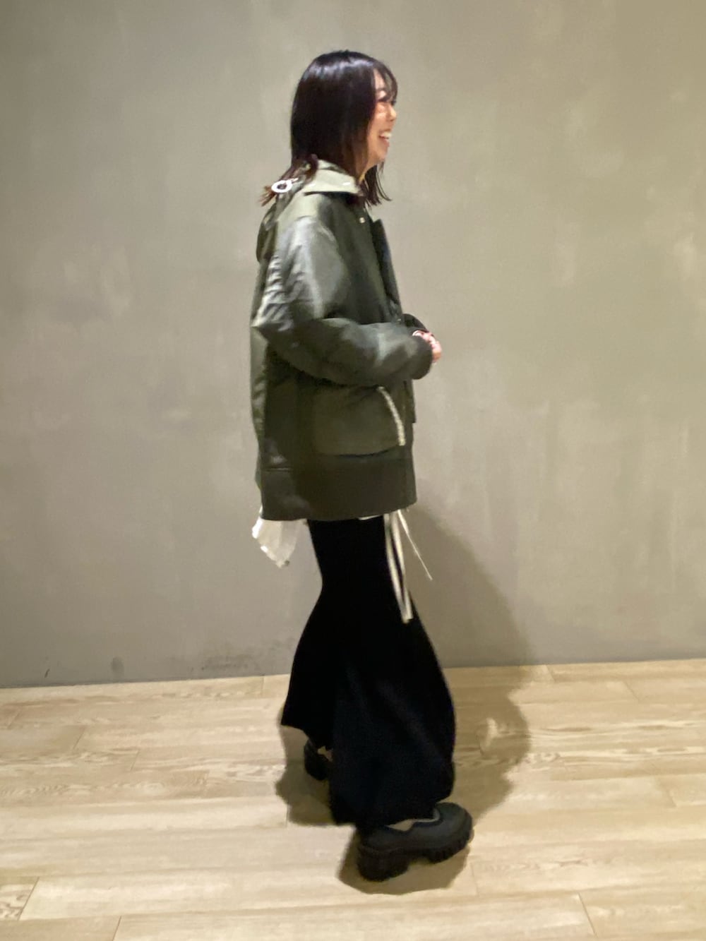 グリーン系のブルゾン、ホワイト系のシャツ/ブラウス、ブラック系のその他パンツを着用したレディースの秋コーディネートの3枚目の写真