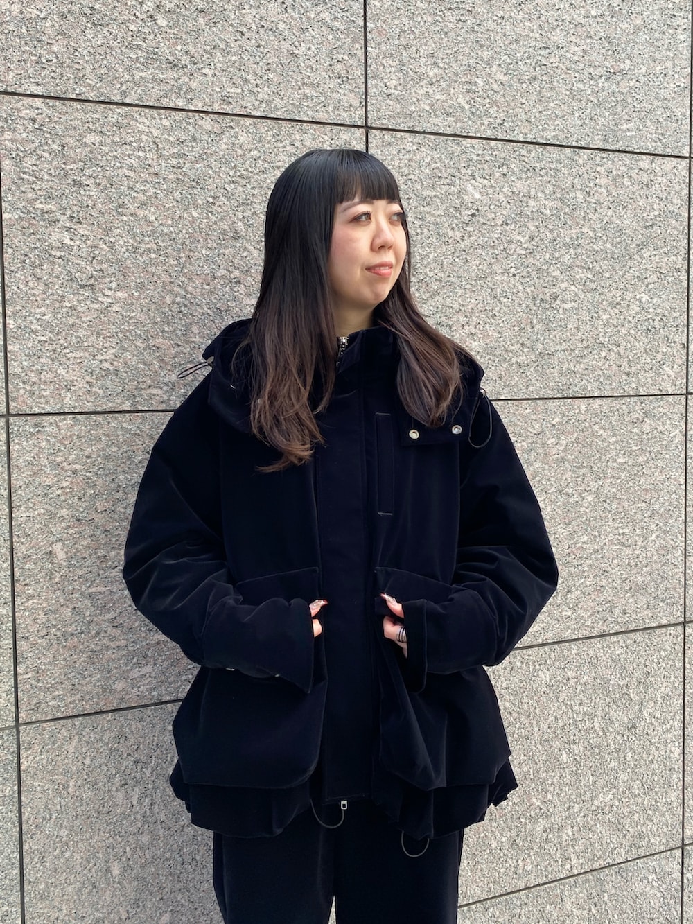 ブラック系のその他アウター、ブラック系のその他パンツ、ブラック系のブーツを着用したレディースの秋コーディネートの6枚目の写真