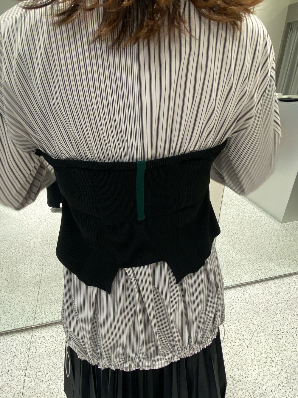 ブラック系のシャツ/ブラウス、ブラック系のスカート、シルバー系のブーツを着用したレディースの冬コーディネートの7枚目の写真