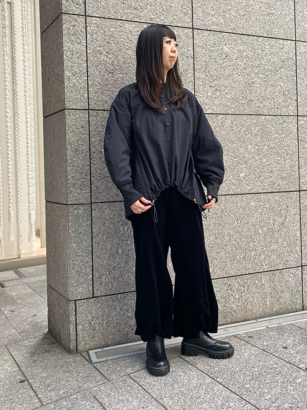 ブラック系のその他アウター、ブラック系のその他パンツ、ブラック系のブーツを着用したレディースの秋コーディネートの5枚目の写真