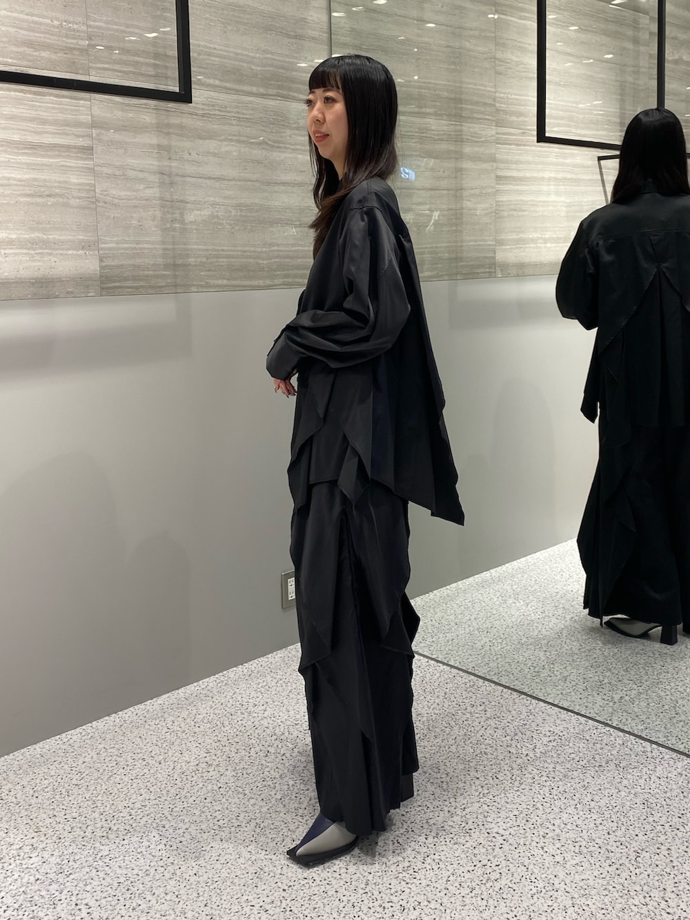 ブラック系のシャツ/ブラウス、ブラック系のその他パンツ、その他のブーツを着用したレディースの秋コーディネートの4枚目の写真