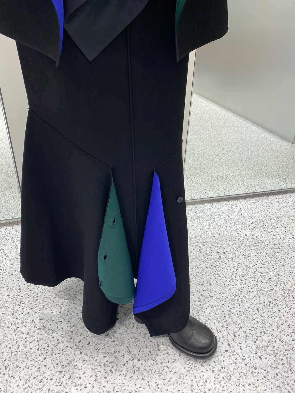 ブラック系のニット/セーター、ブラック系のシャツ/ブラウス、ブラック系のスカートを着用したレディースの冬コーディネートの7枚目の写真