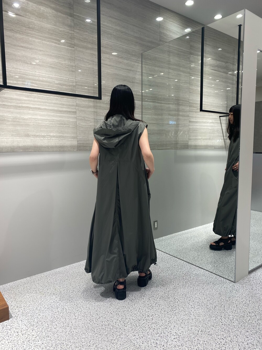 グレー系のワンピース、ブラック系のサンダルを着用したレディースの秋コーディネートの5枚目の写真