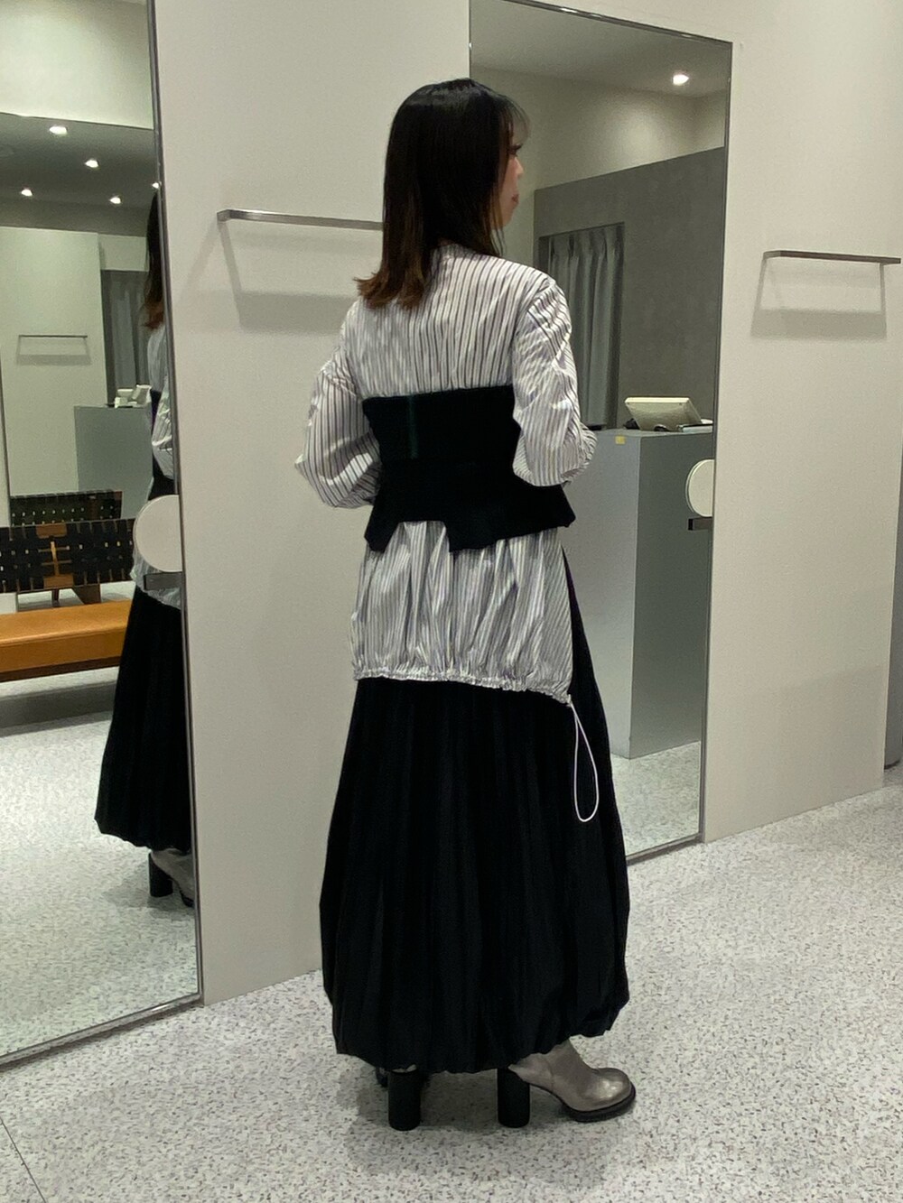 ブラック系のシャツ/ブラウス、ブラック系のスカート、シルバー系のブーツを着用したレディースの冬コーディネートの4枚目の写真