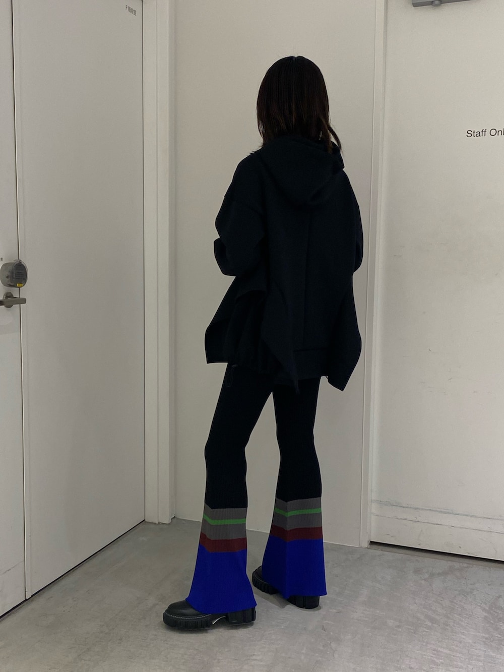 ブラック系のパーカー、ブラック系のその他パンツ、ブラック系のブーツを着用したレディースの秋コーディネートの4枚目の写真