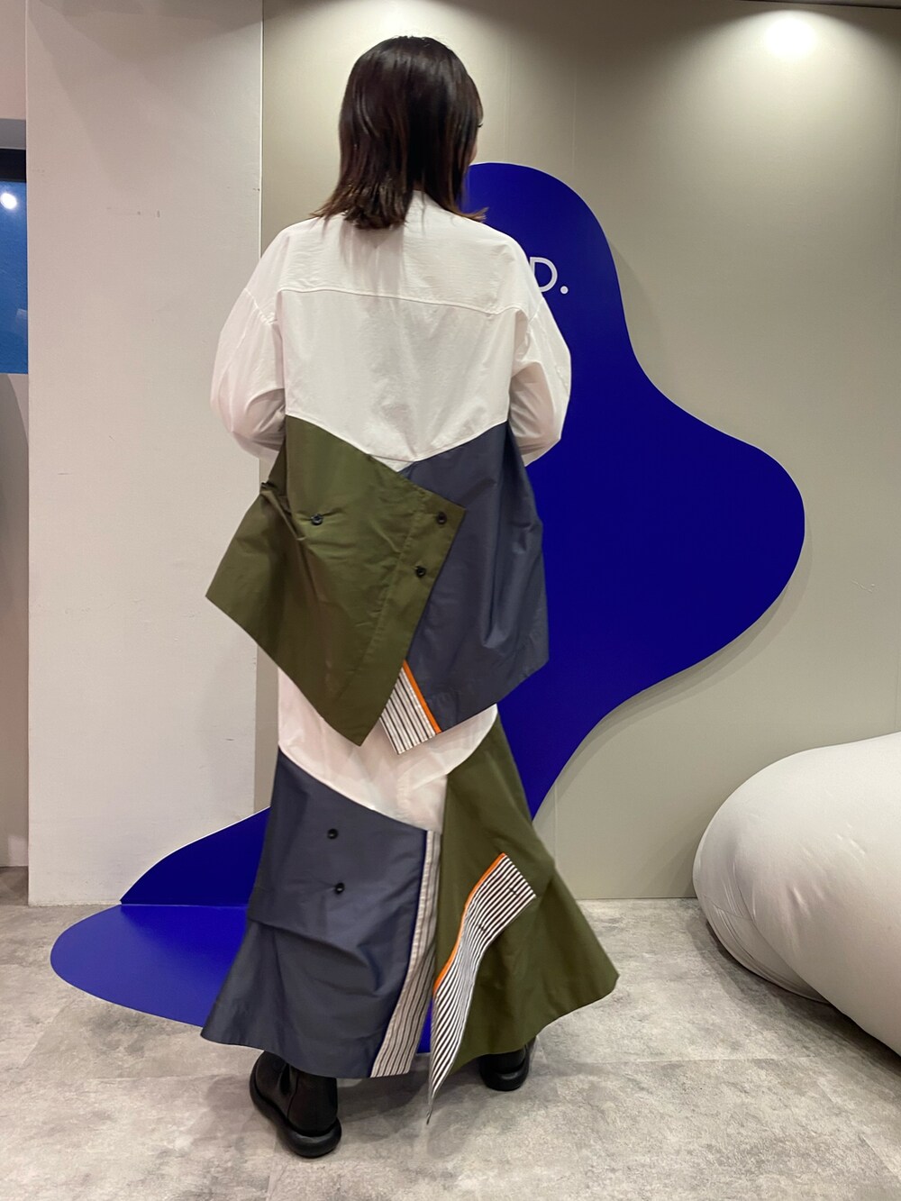 その他のシャツ/ブラウス、その他のスカート、ブラック系のブーツを着用したレディースの冬コーディネートの4枚目の写真