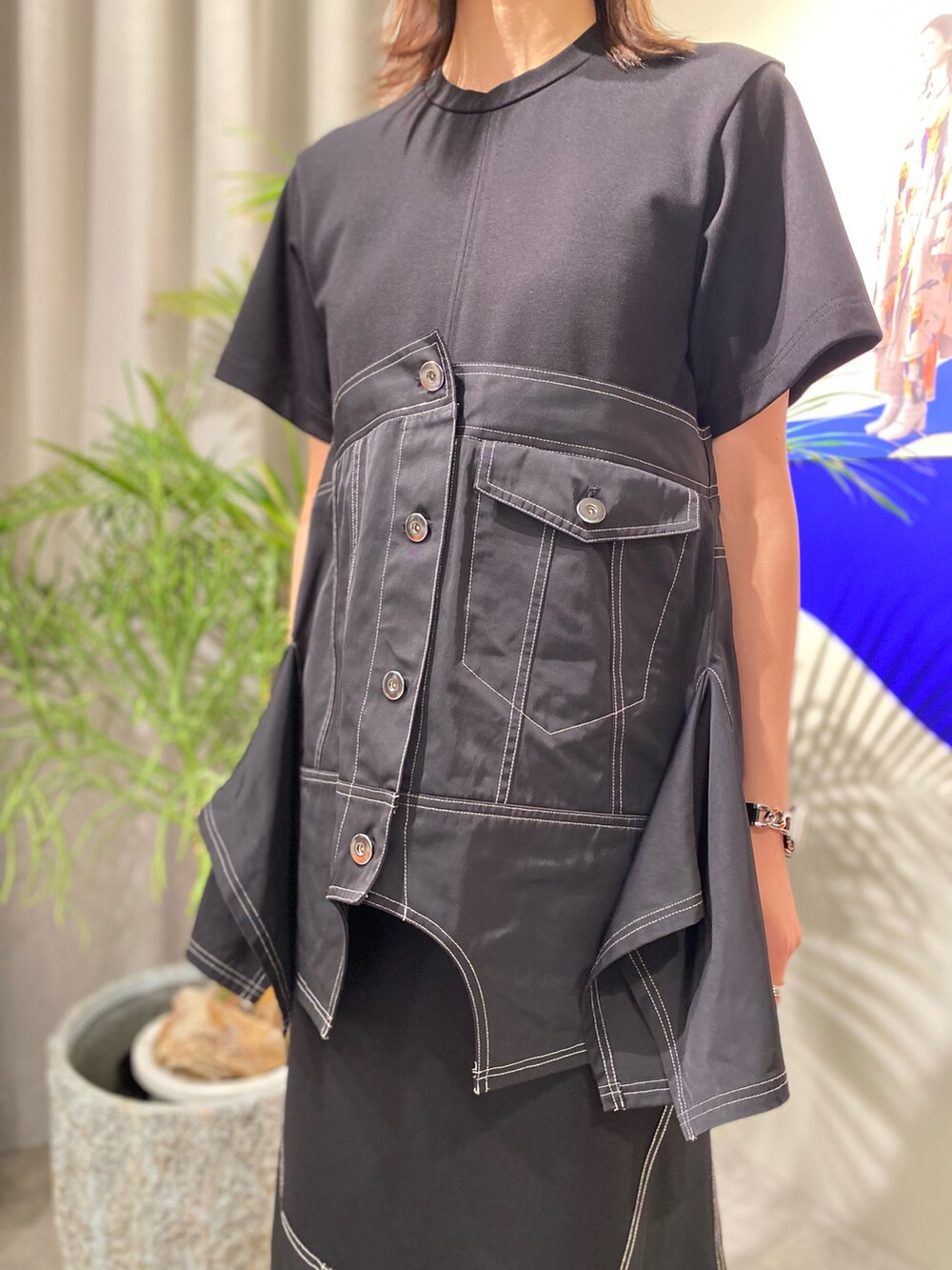 ブラック系のスカート、ブラック系のTシャツ/カットソーを着用したレディースの冬コーディネートの5枚目の写真