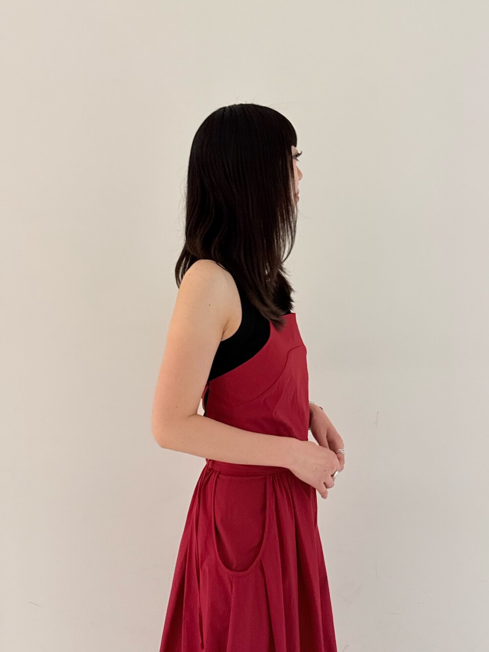 レッド系のつなぎ/オールインワン、ブラック系のタンクトップ、シルバー系のサンダルを着用したレディースの夏コーディネートの7枚目の写真