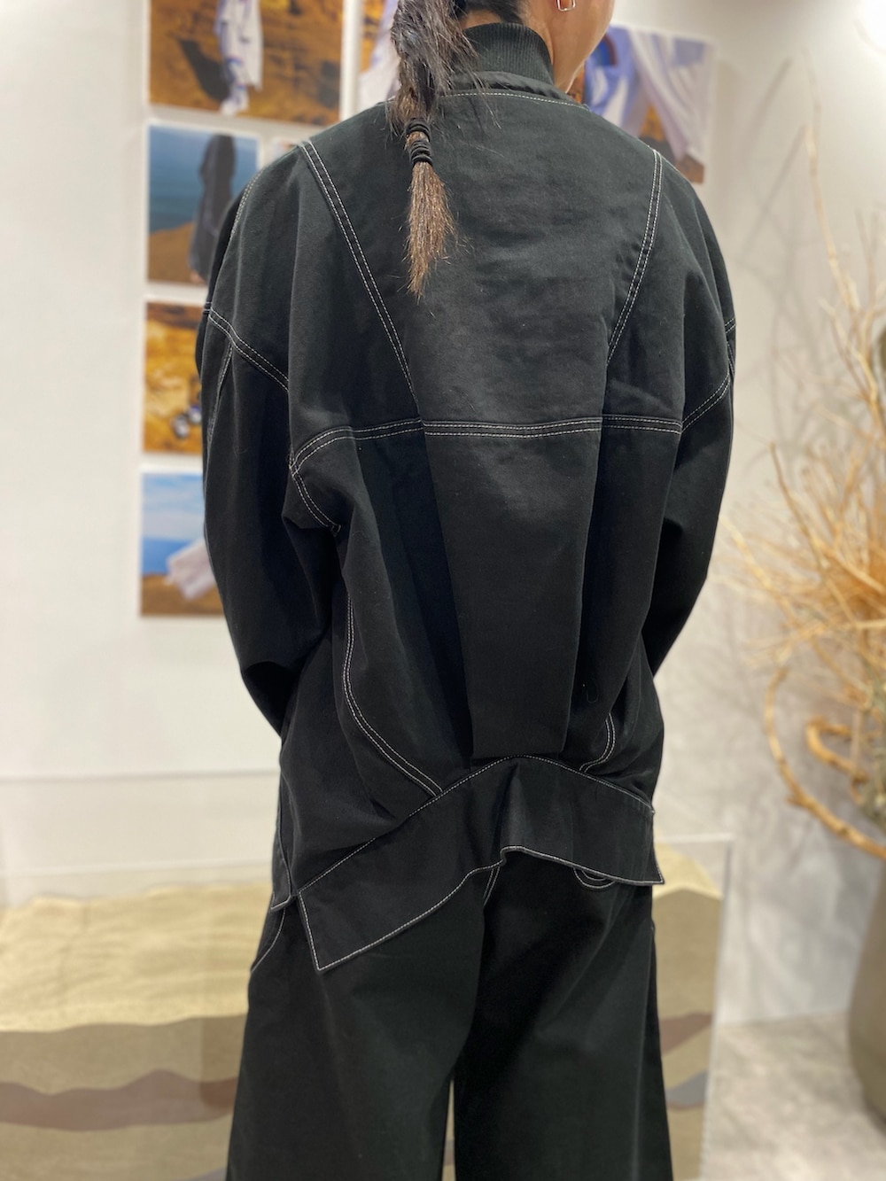 ブラック系のデニムジャケット、ブラック系のデニムパンツ、ブラック系のブーツを着用したレディースの冬コーディネートの6枚目の写真