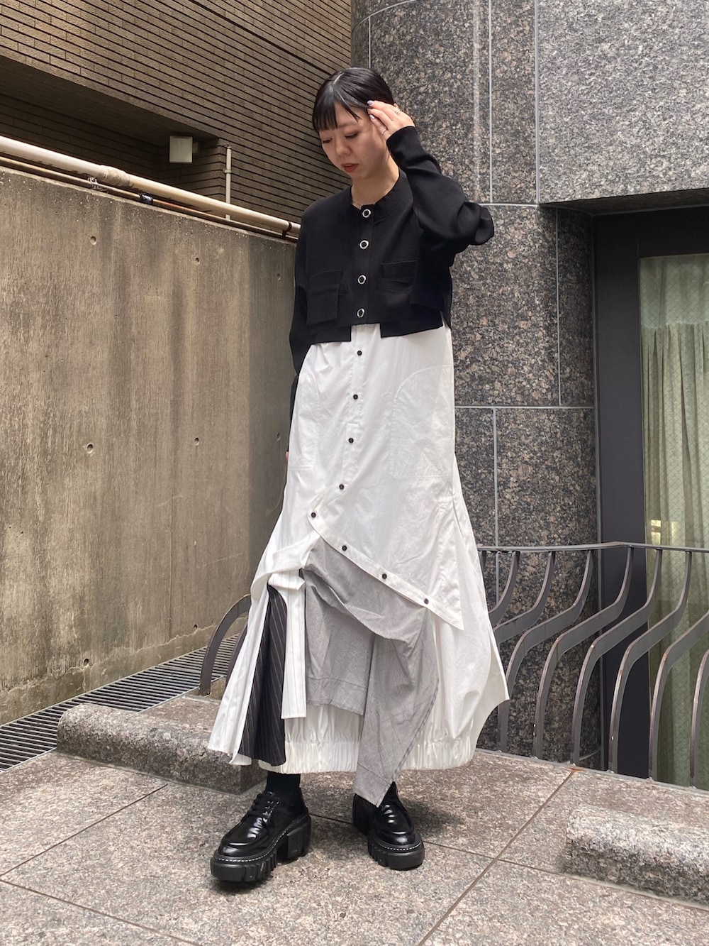 ブラック系のカーディガン/ボレロ、その他のシャツワンピース、ブラック系のローファーを着用したレディースの夏コーディネートの2枚目の写真