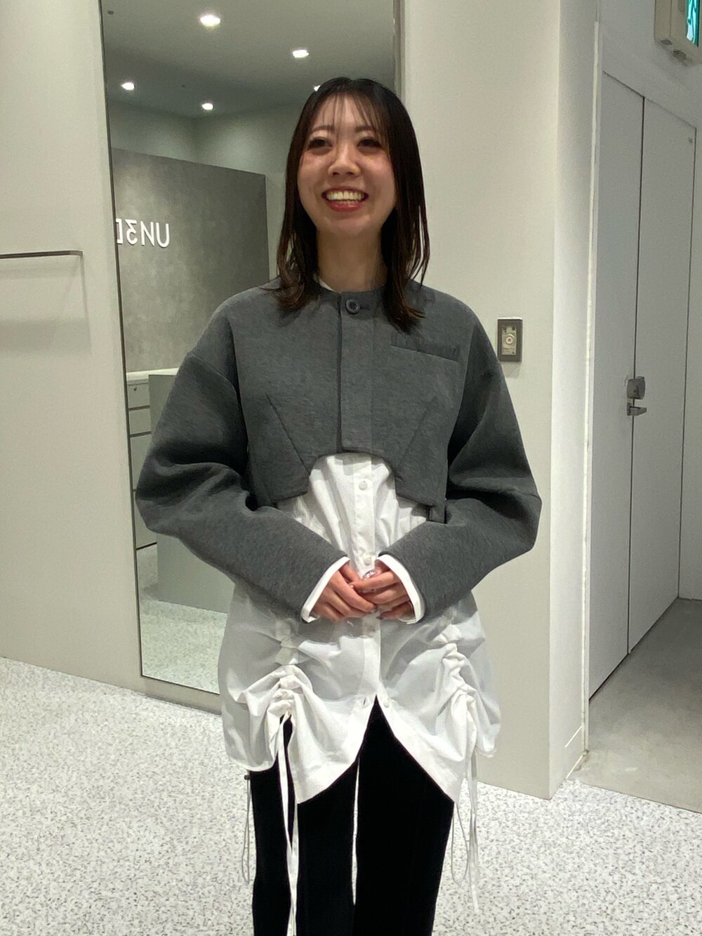 グレー系のノーカラージャケット、ホワイト系のシャツ/ブラウス、ブラック系のその他パンツを着用したレディースの冬コーディネートの5枚目の写真