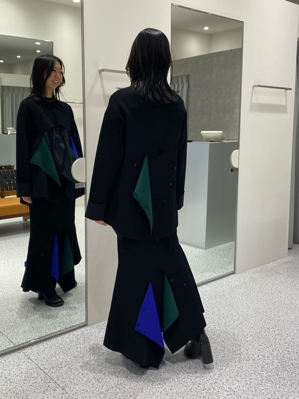 ブラック系のニット/セーター、ブラック系のシャツ/ブラウス、ブラック系のスカートを着用したレディースの冬コーディネートの4枚目の写真