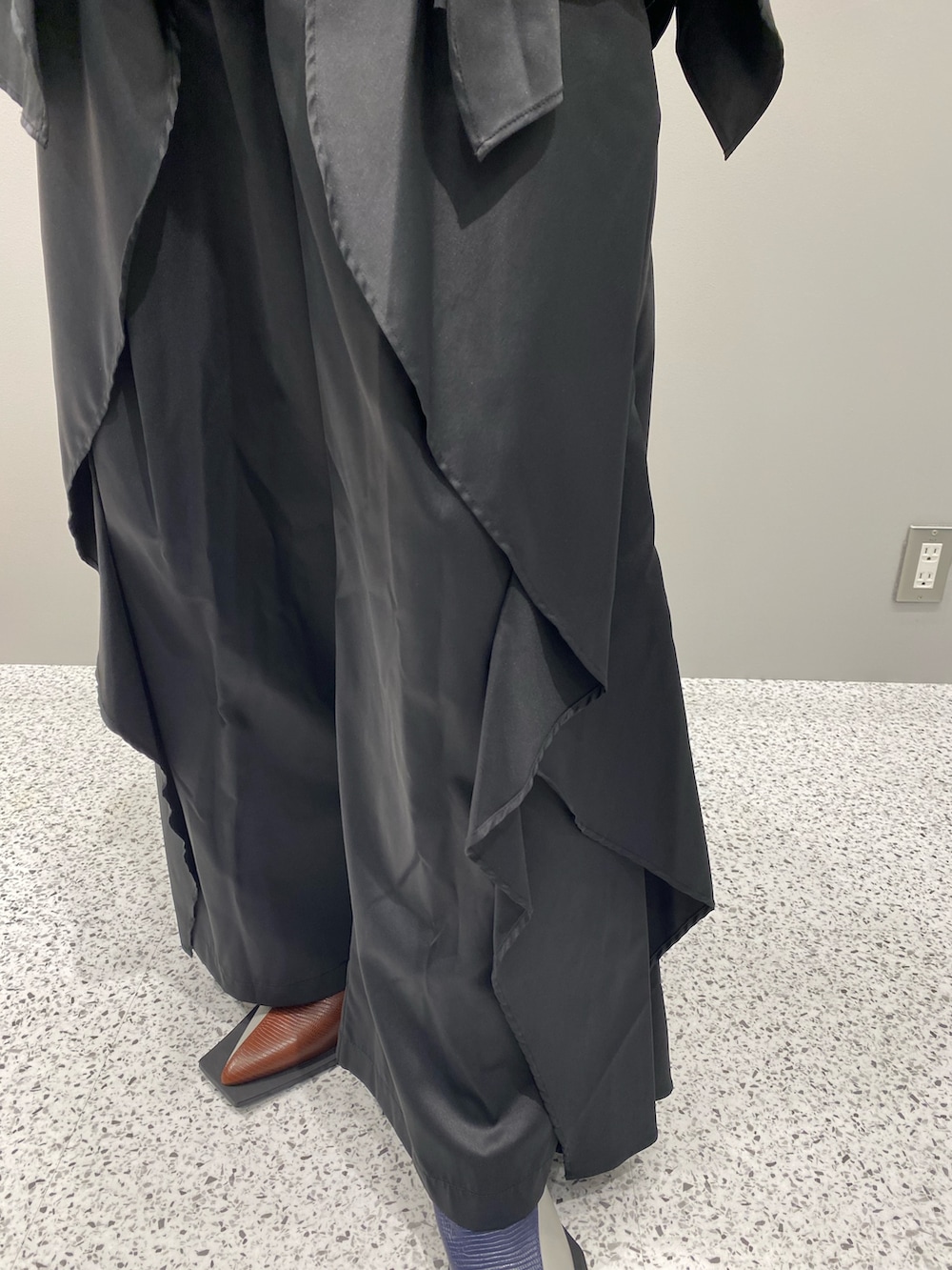 ブラック系のシャツ/ブラウス、ブラック系のその他パンツ、その他のブーツを着用したレディースの秋コーディネートの6枚目の写真