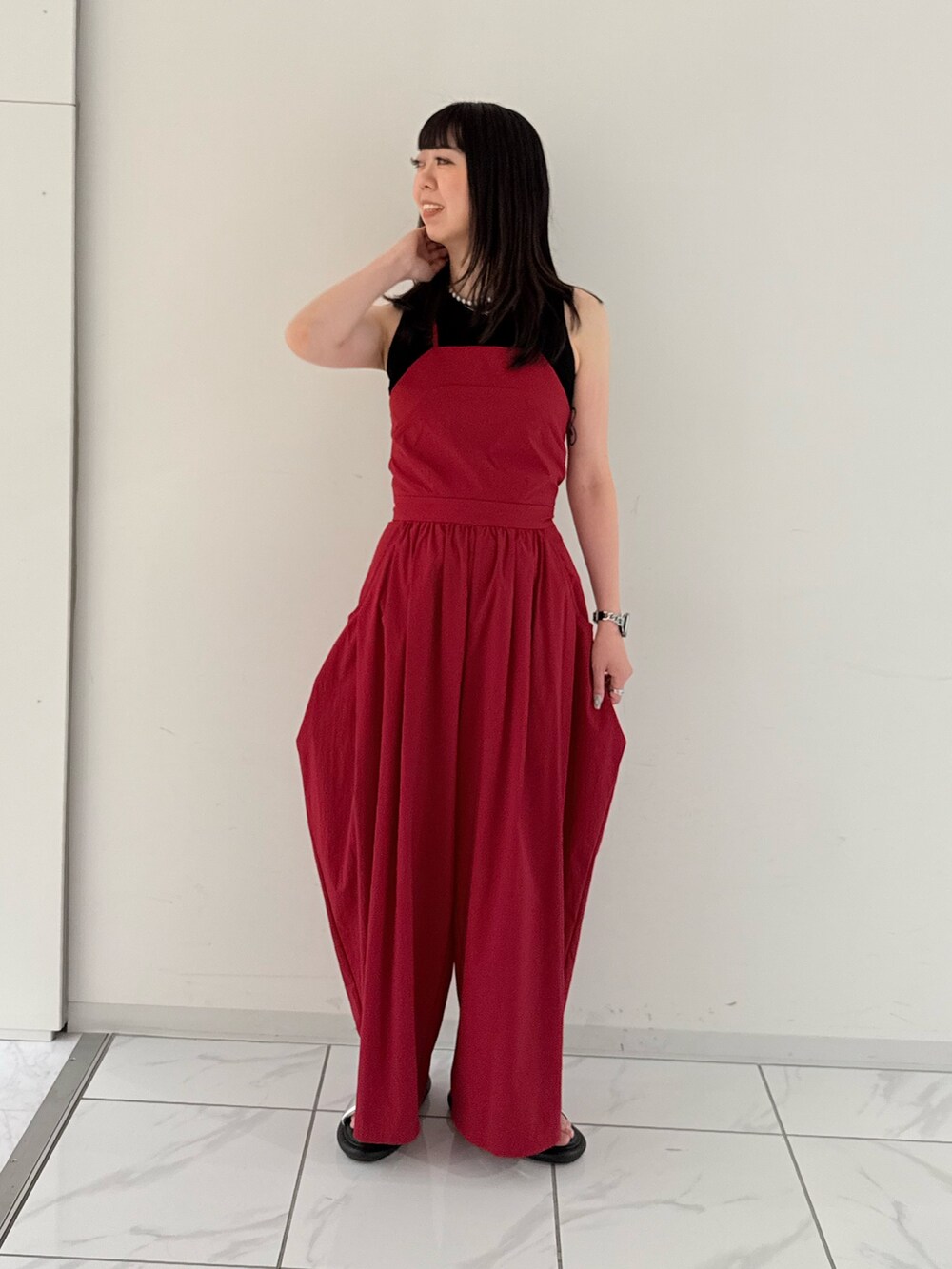 レッド系のつなぎ/オールインワン、ブラック系のタンクトップ、シルバー系のサンダルを着用したレディースの夏コーディネートの2枚目の写真