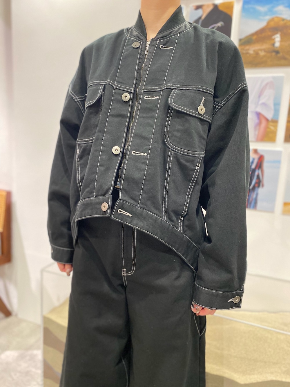 ブラック系のデニムジャケット、ブラック系のデニムパンツ、ブラック系のブーツを着用したレディースの冬コーディネートの5枚目の写真