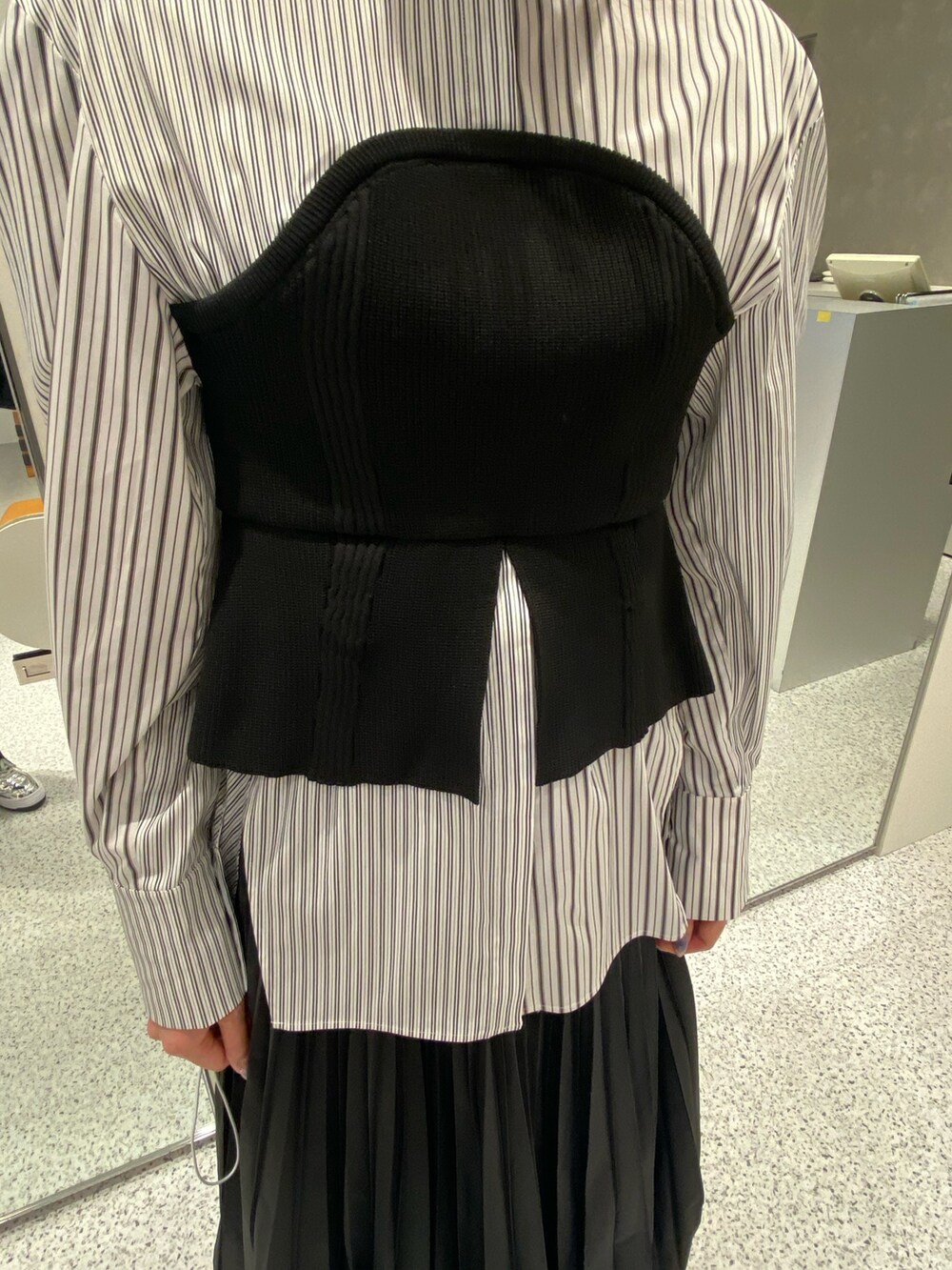 ブラック系のシャツ/ブラウス、ブラック系のスカート、シルバー系のブーツを着用したレディースの冬コーディネートの6枚目の写真