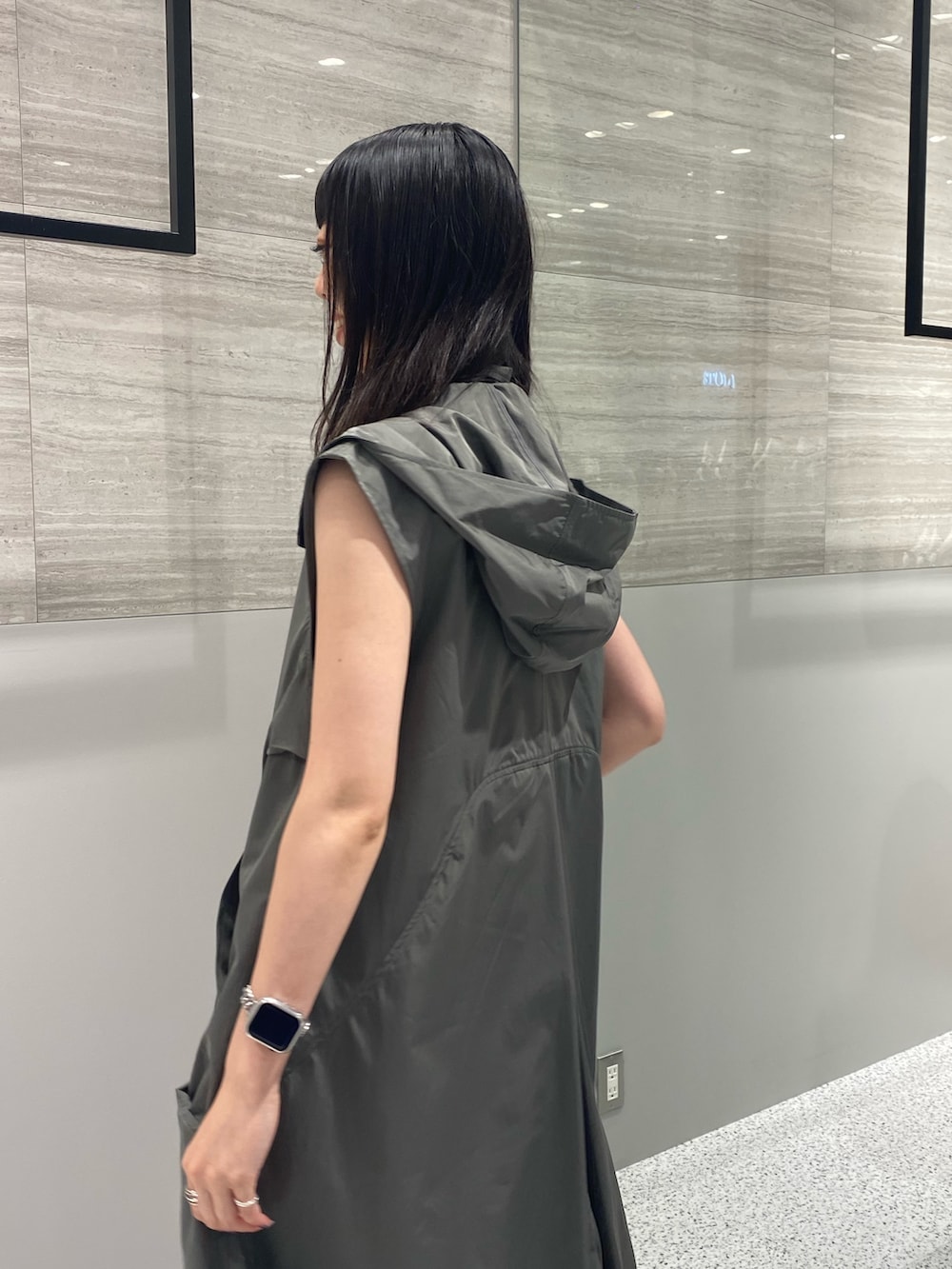 グレー系のワンピース、ブラック系のサンダルを着用したレディースの秋コーディネートの7枚目の写真