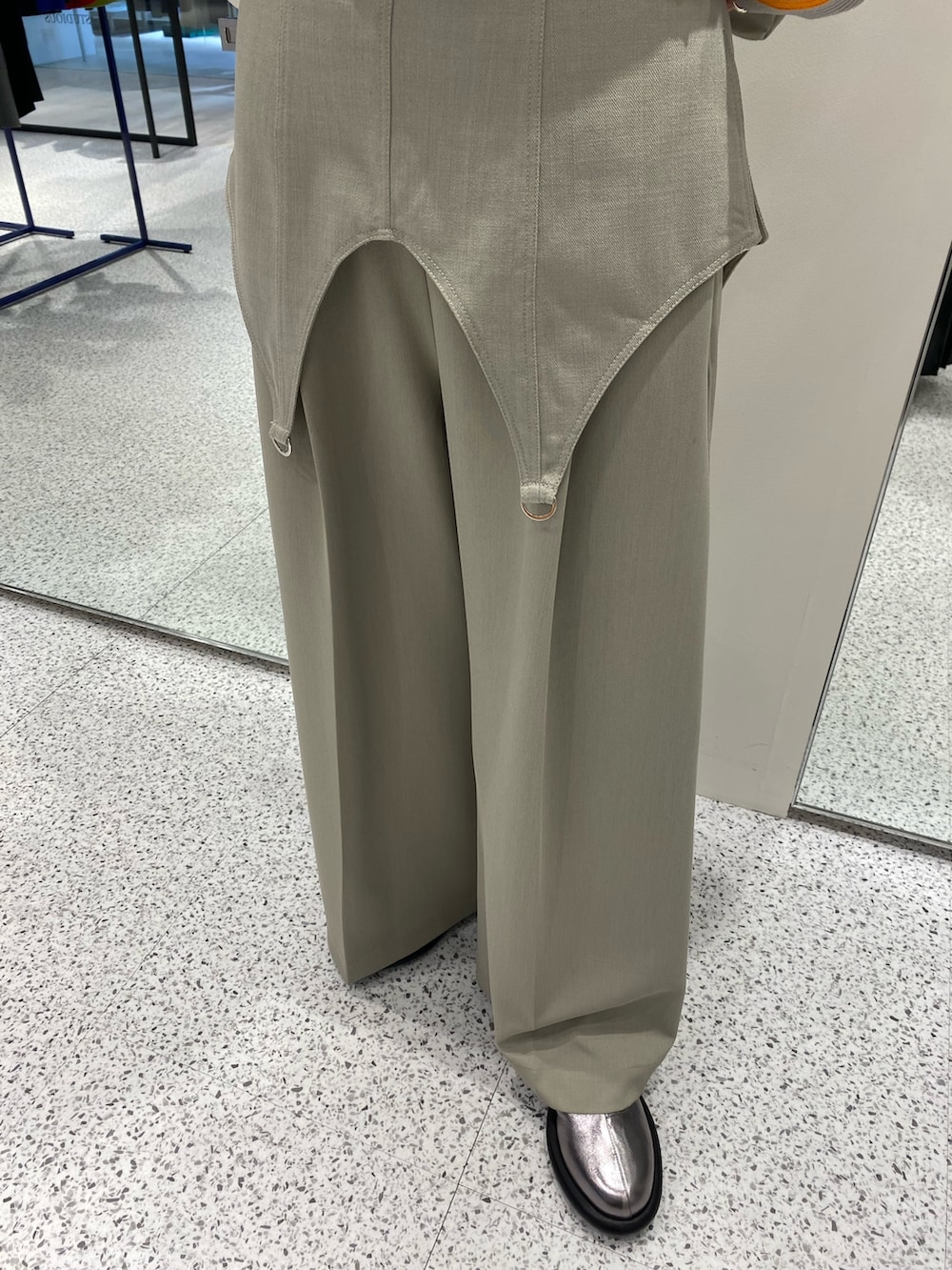 ベージュ系のその他パンツ、ベージュ系のニット/セーター、シルバー系のブーツを着用したレディースの冬コーディネートの7枚目の写真