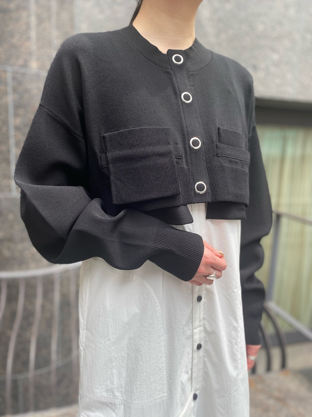 ブラック系のカーディガン/ボレロ、その他のシャツワンピース、ブラック系のローファーを着用したレディースの夏コーディネートの7枚目の写真