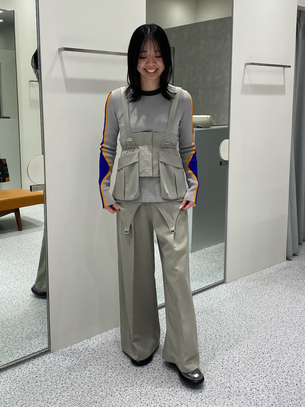 ベージュ系のその他パンツ、ベージュ系のニット/セーター、シルバー系のブーツを着用したレディースの冬コーディネートの2枚目の写真