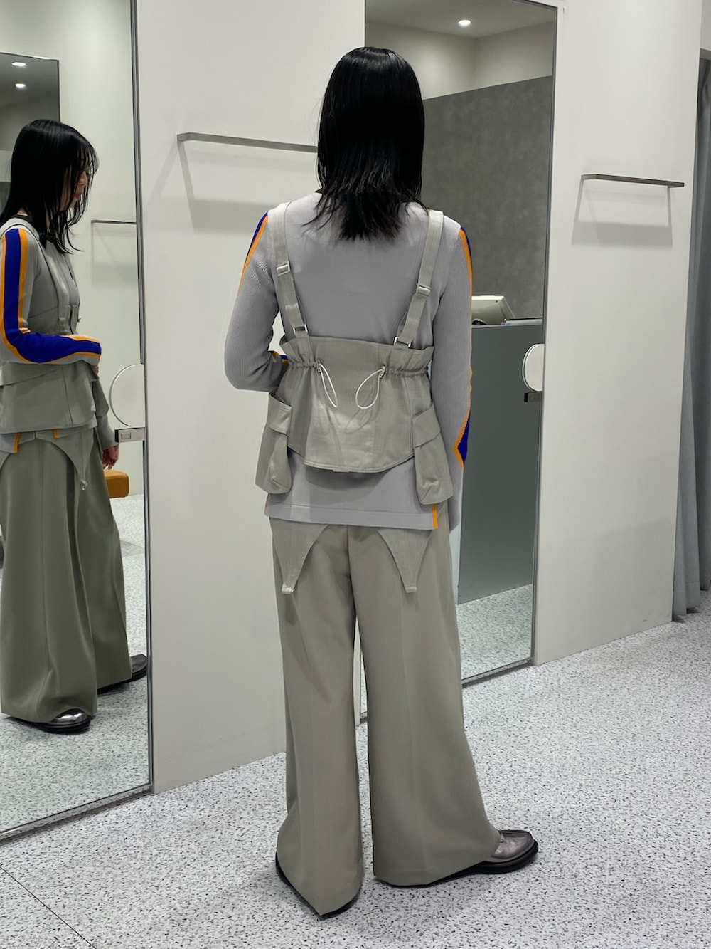 ベージュ系のその他パンツ、ベージュ系のニット/セーター、シルバー系のブーツを着用したレディースの冬コーディネートの4枚目の写真