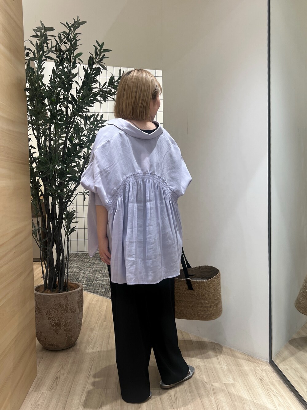 パープル系のシャツ/ブラウス、ブラック系のその他パンツ、ブラック系のTシャツ/カットソーを着用したレディースの春コーディネートの2枚目の写真