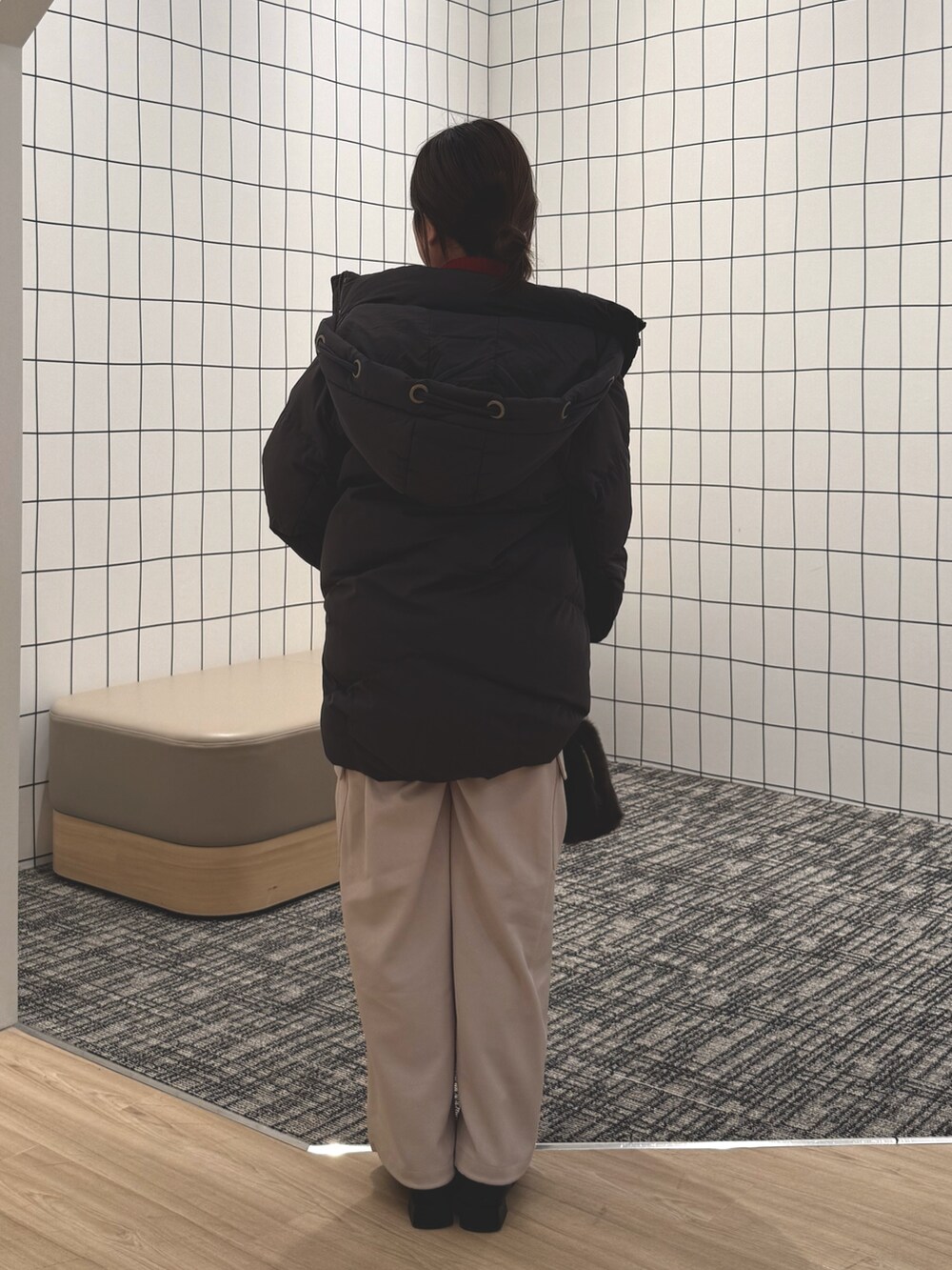 ベージュ系のその他パンツ、レッド系のニット/セーター、グレー系のダウンジャケット/コートを着用したレディースの冬コーディネートの5枚目の写真