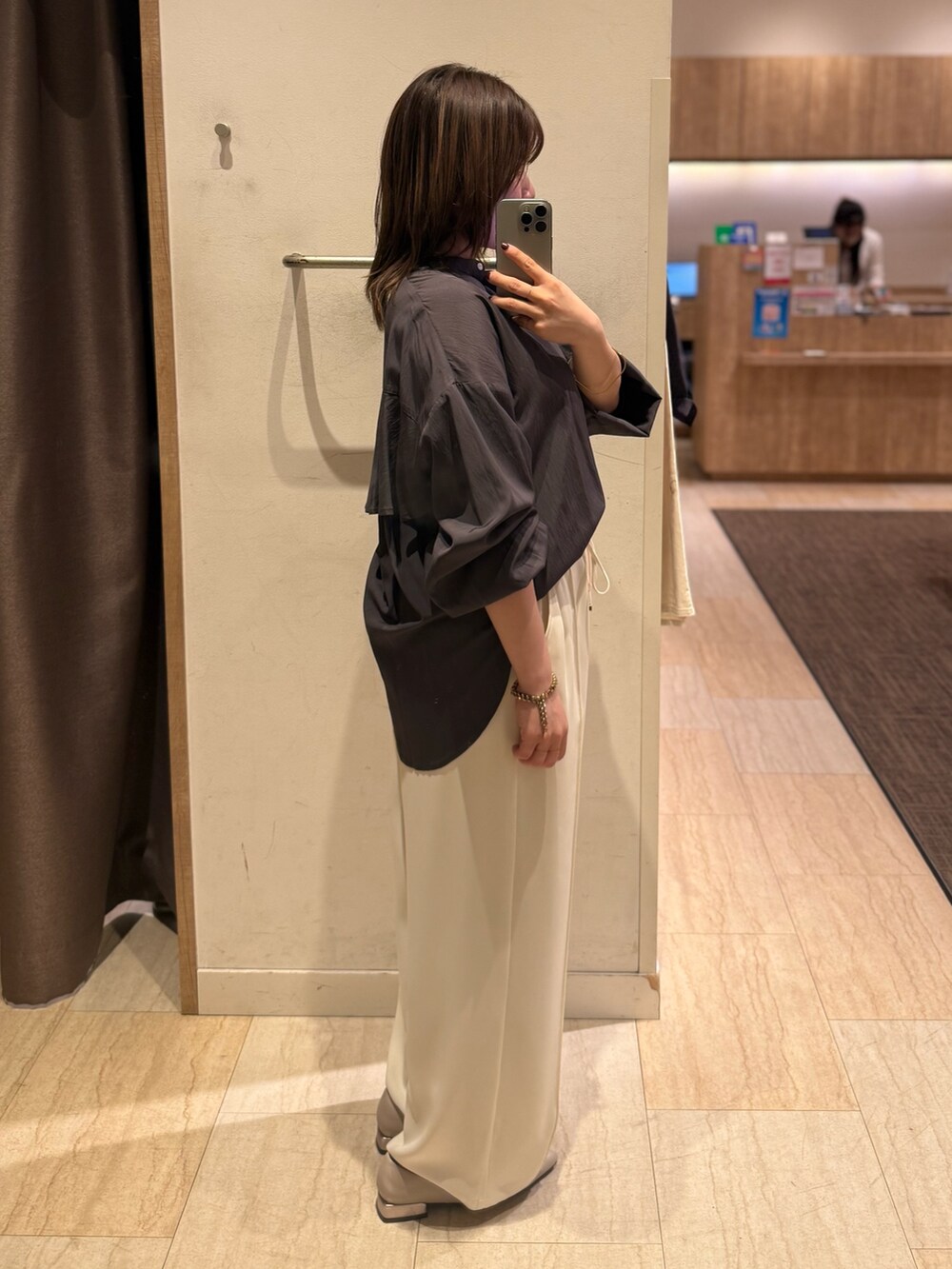 グレー系のシャツ/ブラウス、ホワイト系のその他パンツを着用したレディースの春コーディネートの3枚目の写真