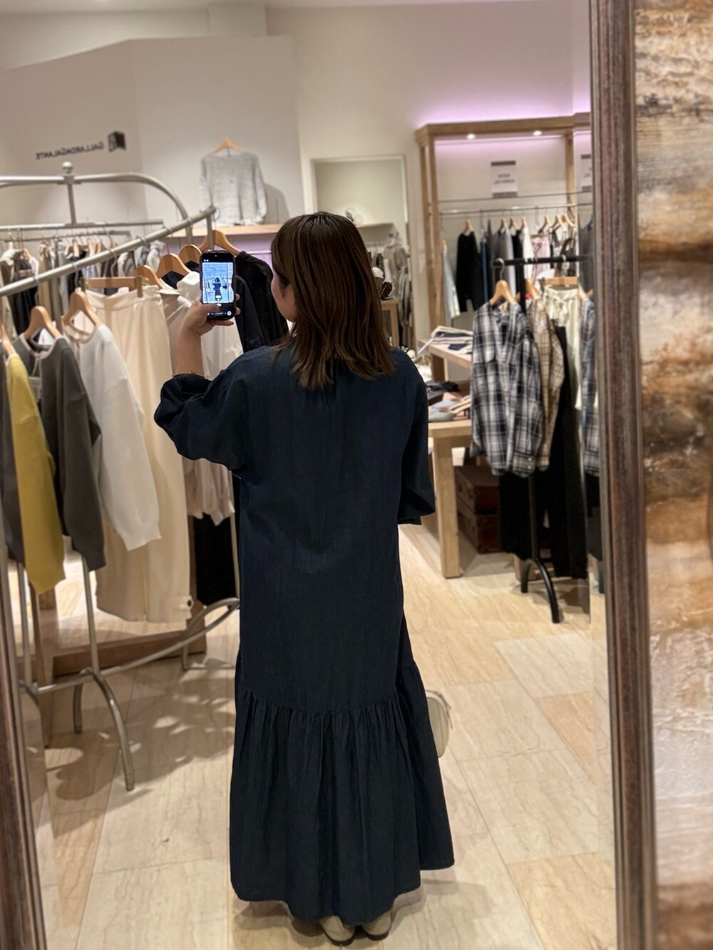 ブルー系のワンピースを着用したレディースの春コーディネートの3枚目の写真