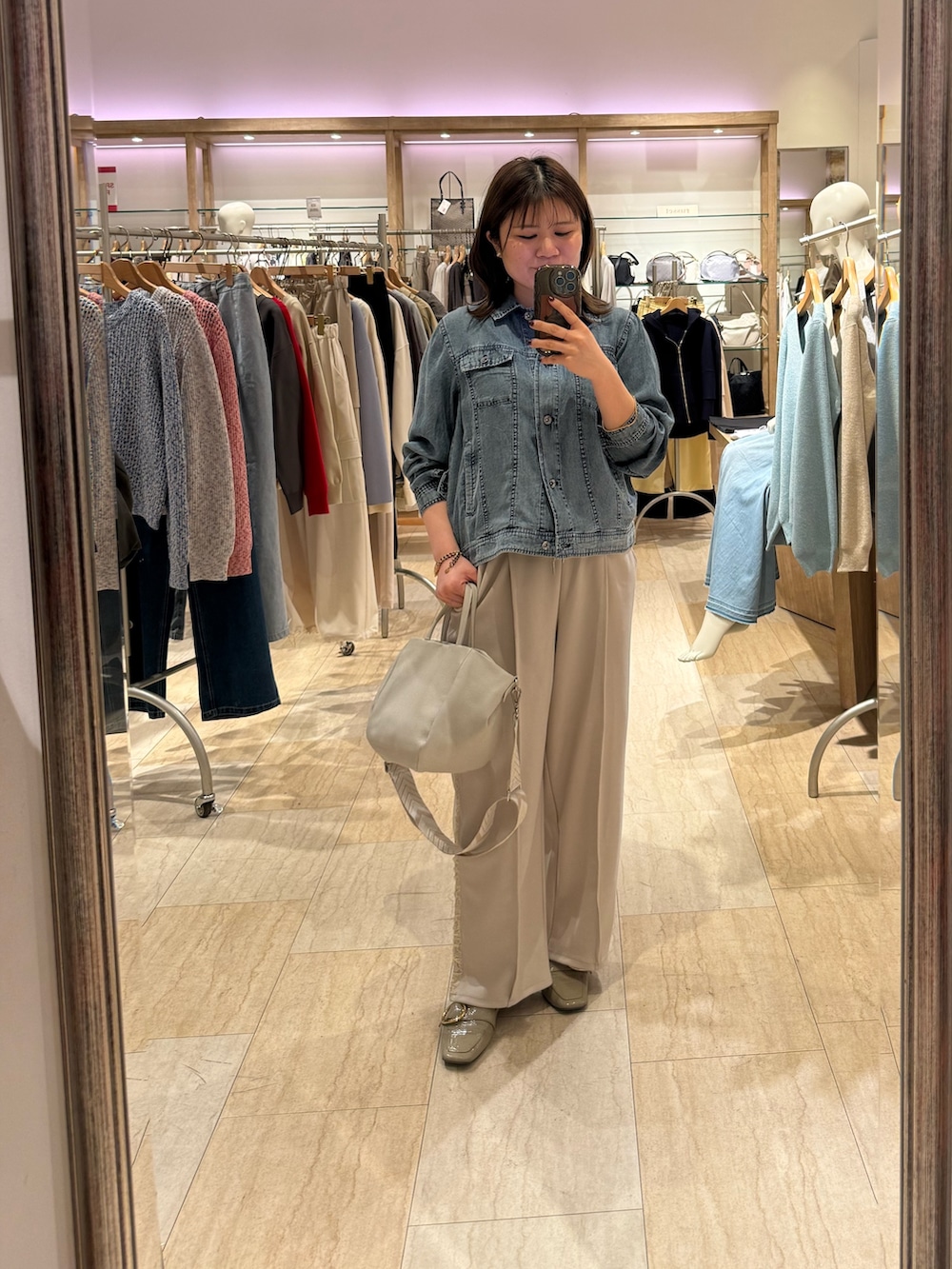 ホワイト系のその他パンツ、ブルー系のデニムジャケット、ホワイト系のトートバッグを着用したレディースの春コーディネートの2枚目の写真