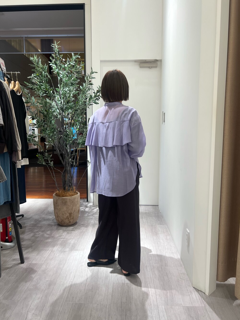 パープル系のシャツ/ブラウス、グレー系のその他パンツ、シルバー系のトートバッグを着用したレディースの春コーディネートの4枚目の写真