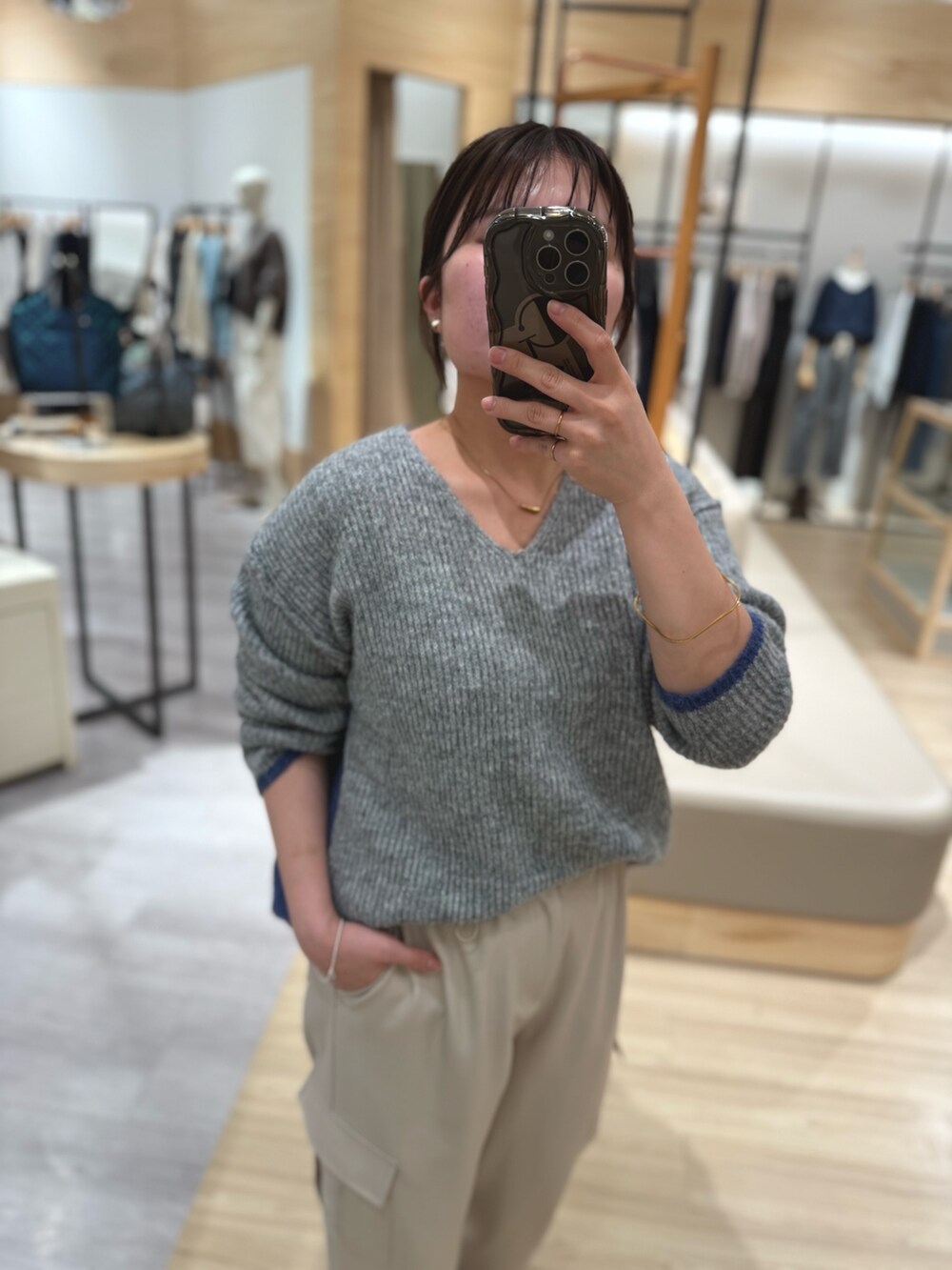 グレー系のニット/セーター、ベージュ系のその他パンツを着用したレディースの冬コーディネートの3枚目の写真